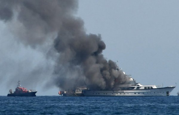feadship-if-only-catches-fire-france
